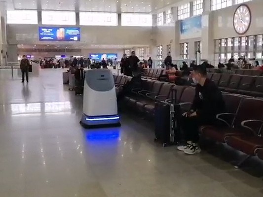 坦力無(wú)人大型掃地機(jī)“下凡”，車(chē)站清潔難題一鍵 “飛升”