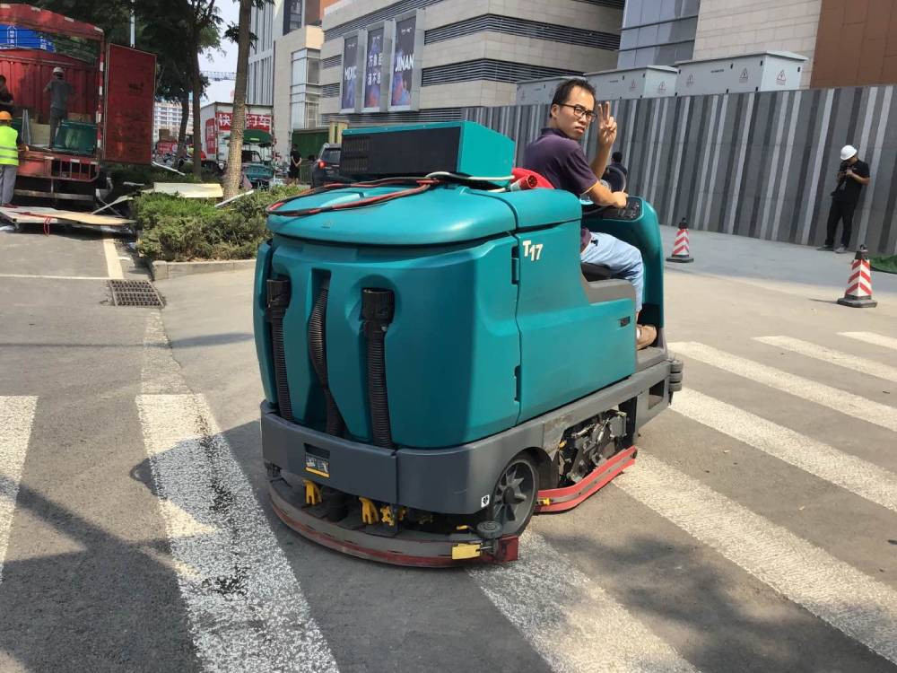 駕駛式洗地機的性能特點是什么？