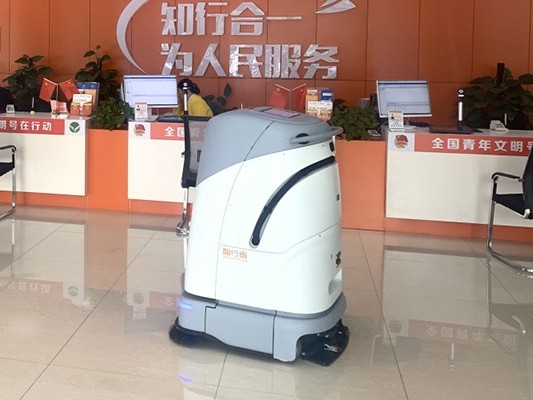 這臺工業(yè)用自動掃地機(jī)器人成清潔大贏家，一棟樓都被它 “征服”