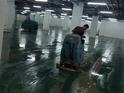 青島某小區(qū)地下車庫(kù)進(jìn)水，租賃坦能駕駛式洗地機(jī)T17、T7救場(chǎng)
