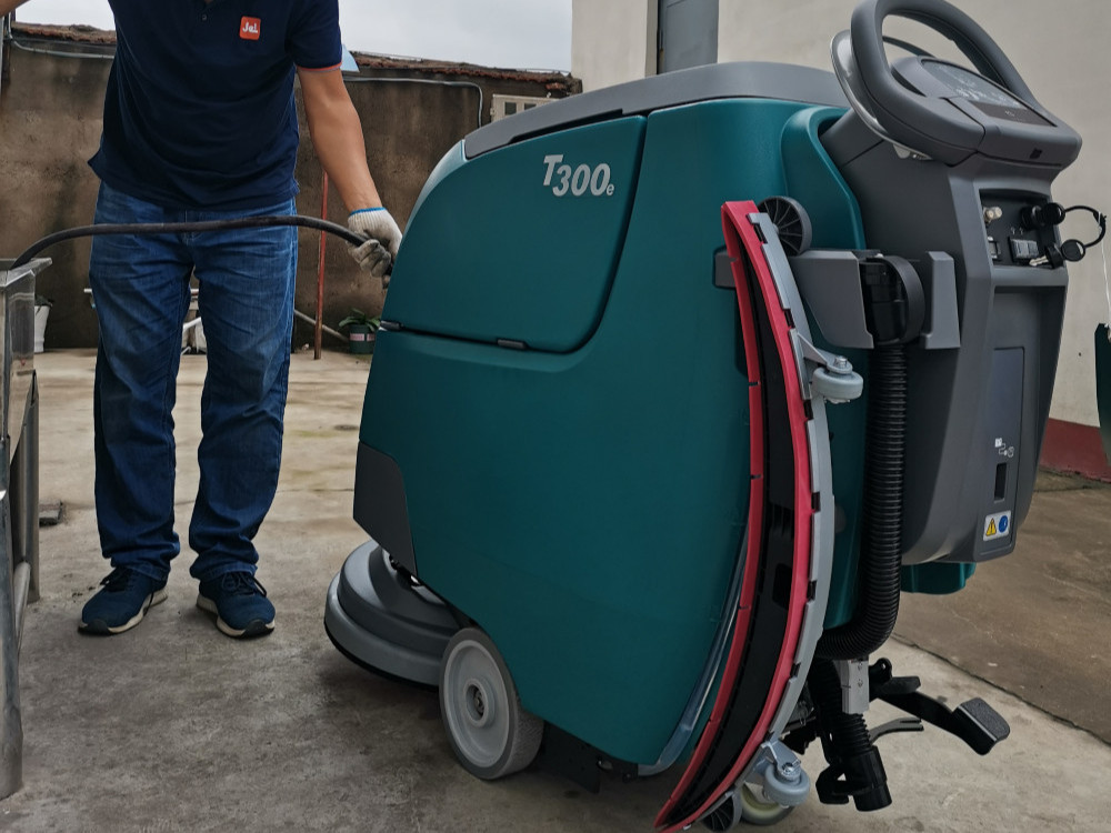 工廠車間洗地機的保養(yǎng)手冊看這里！