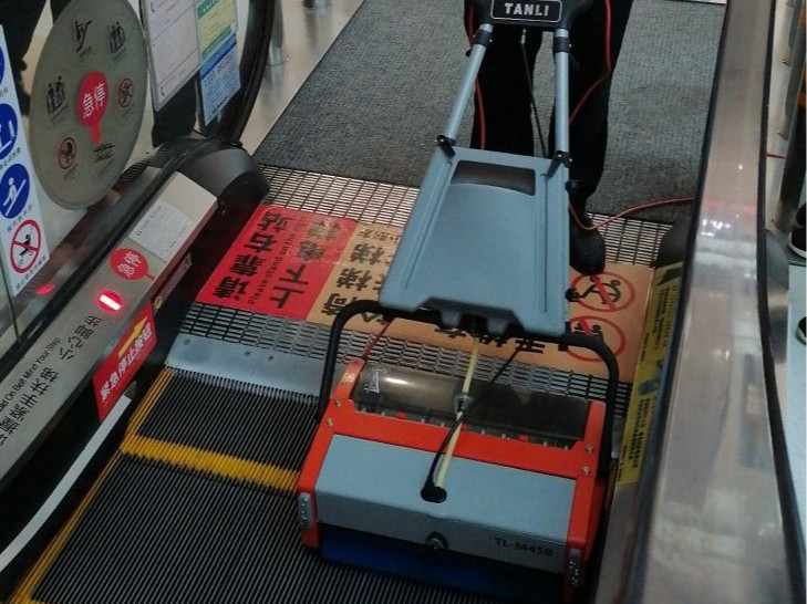 站著就能“輸出”？來看這場商超自動扶梯清潔大作戰(zhàn)