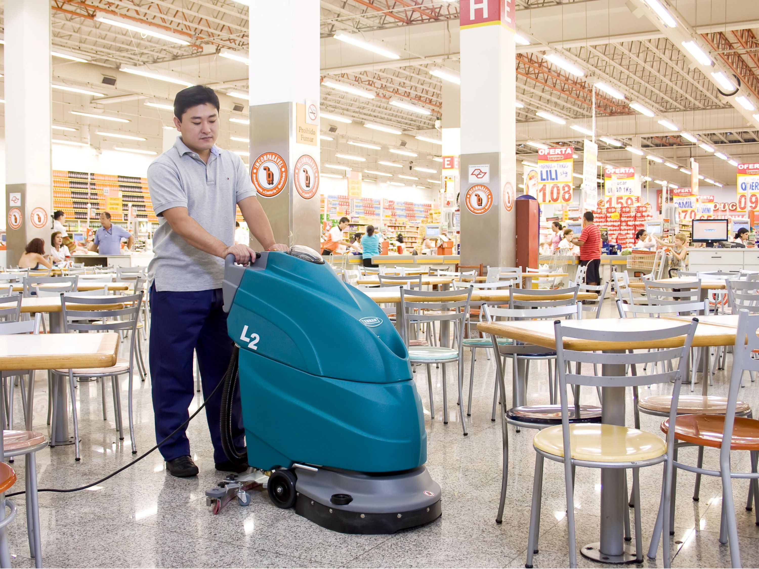 電動(dòng)洗地車怎樣把路面清理更整潔？